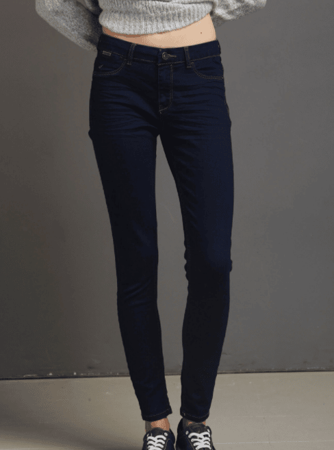 como combinar jeans tejanos