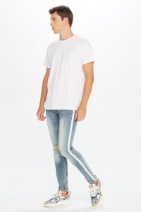 Look con camiseta blanca y jeans con banda lateral