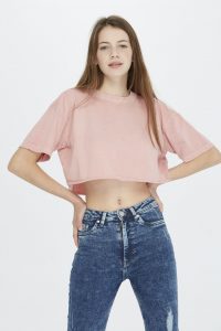 Camiseta cropped rosa palo