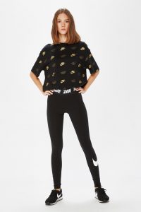 Camiseta y leggings con maxilogo de Nike para mujer