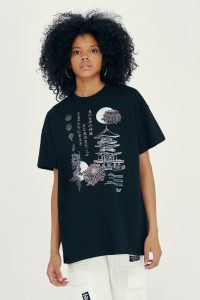 Camiseta oversize con print asiático