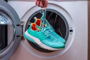 errores más comunes al limpiar zapatillas en la lavadora